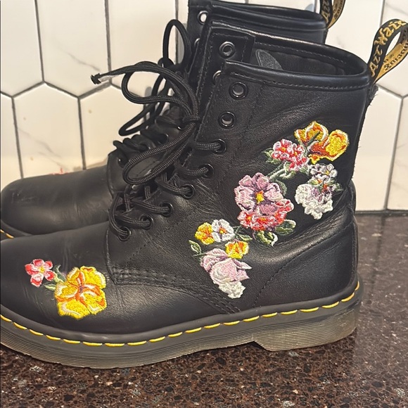 Dr. Marten Vondo II Floral Embroidered Black Boots, size 6 - Picture 5 of 10